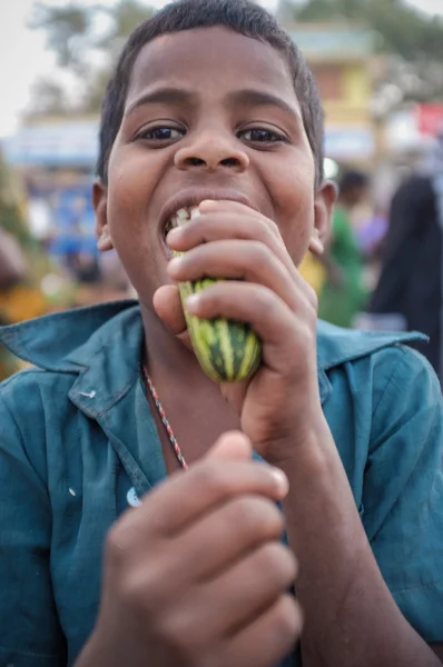 Młody chłopak indyjskie jedzenie warzywo — Zdjęcie stockowe
