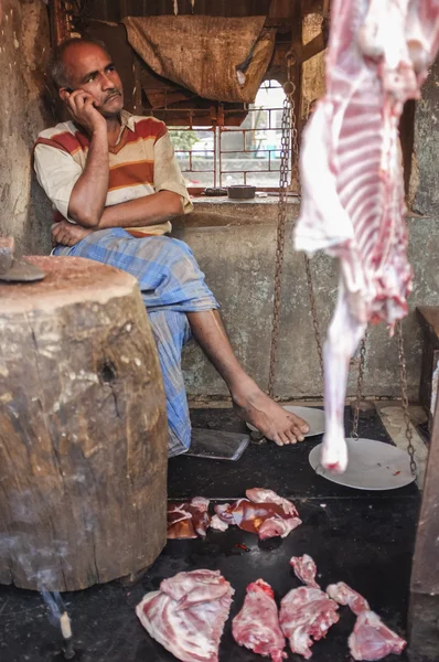 Indiase man spreken op telefoon in een slagerij — Stockfoto