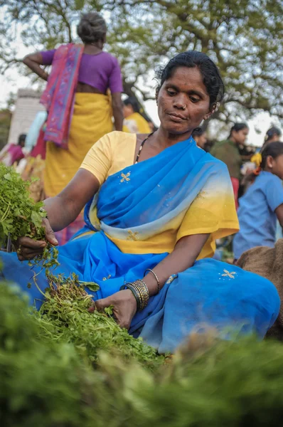 Femme indienne vendant des légumes — Photo