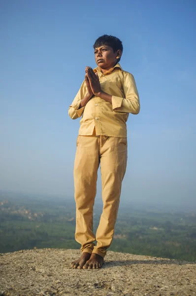 Индийский паломник на вершине холма — стоковое фото