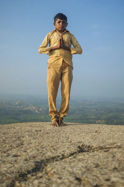 Indian pilgrim on hilltop — Stock Photo, Image