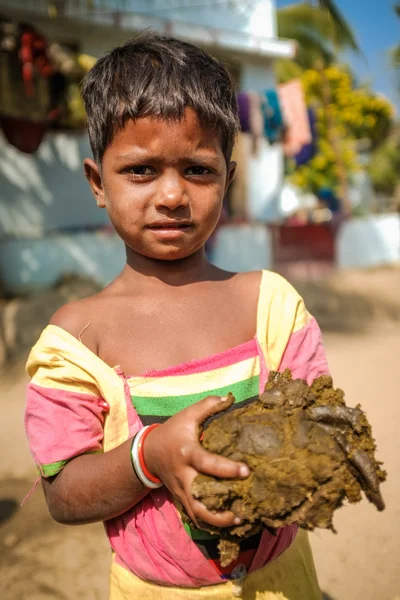 Menina indiana segurando excrementos de vaca — Fotografia de Stock