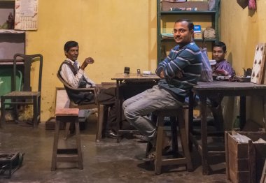 Üç Hint adam deposunda oturmak