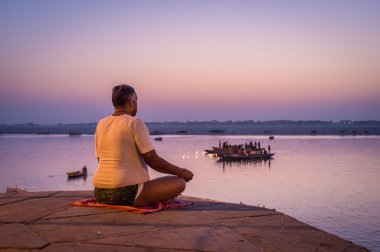 Hintli Ganj Nehri yanındaki meditasyon