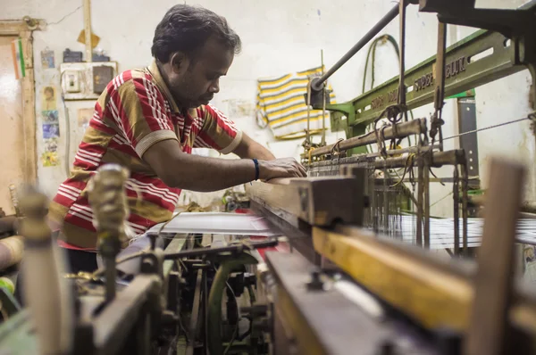 Worker repairs textile machine — Stock Photo, Image