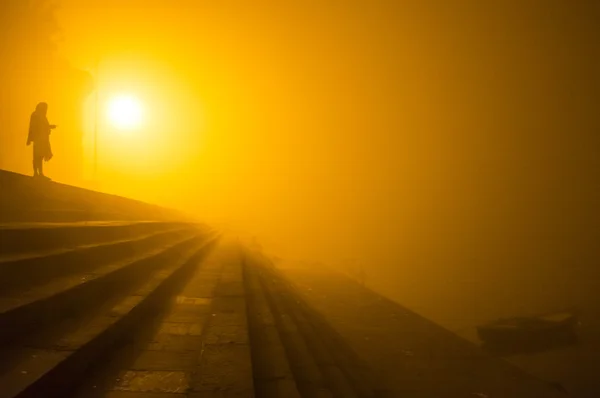 Pilgrim zich voorbereidt op de Voer ganges rivier — Stockfoto