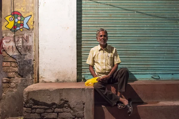 Indiano homem na frente da loja fechada — Fotografia de Stock