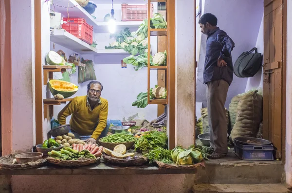 Grocer and customer in small vegetable shop — Stock Photo, Image