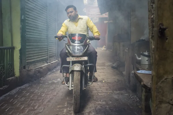 Чоловік на мотоциклі проходить через вулицю — стокове фото
