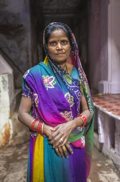 다채로운 사리에서 인도 여성 — 스톡 사진