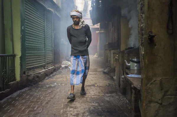 Homme marchant dans la rue — Photo