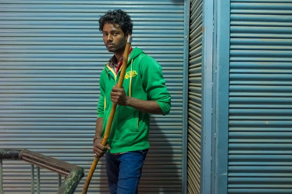 Genç Hintli adam süpürge tutar — Stok fotoğraf