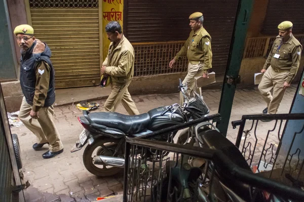 Czterech policjantów indyjski chodzić po ulicy — Zdjęcie stockowe