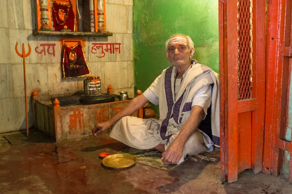 Holy man sits in small temple — Stock Photo, Image