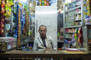 Hint satıcı dükkanda oturur