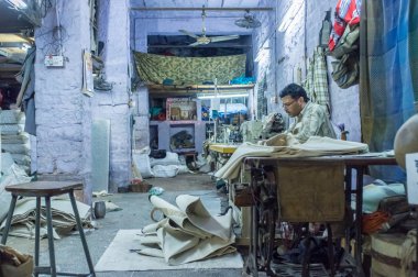 tekstil fabrikasında iş yerinde terzi