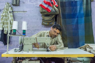 tekstil fabrikasında iş yerinde terzi