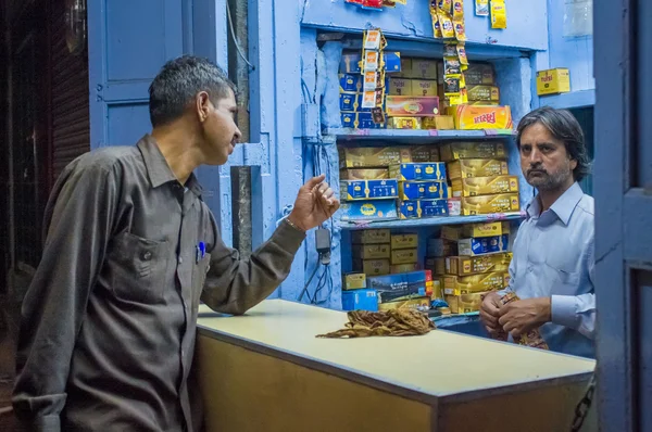 Venditore indiano vende gutka al cliente — Foto Stock