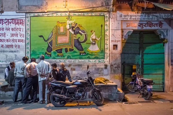 Homens indianos jogar cartas na rua — Fotografia de Stock
