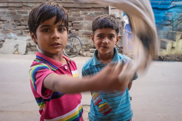 Two indian boys on street — Stock Photo, Image