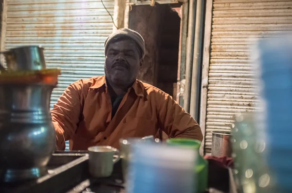 Hombre indio vendiendo té de leche — Foto de Stock