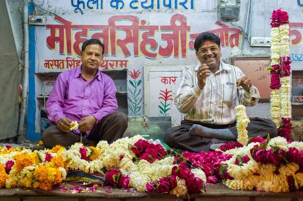 Two indian men sell flowers — Stock Photo, Image