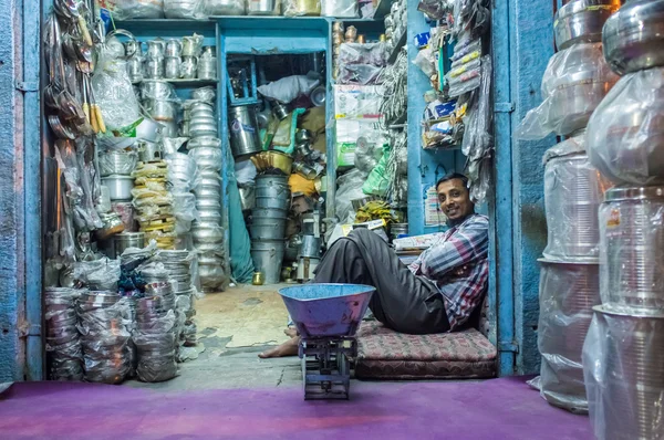 Trabalhador indiano senta e descansa — Fotografia de Stock