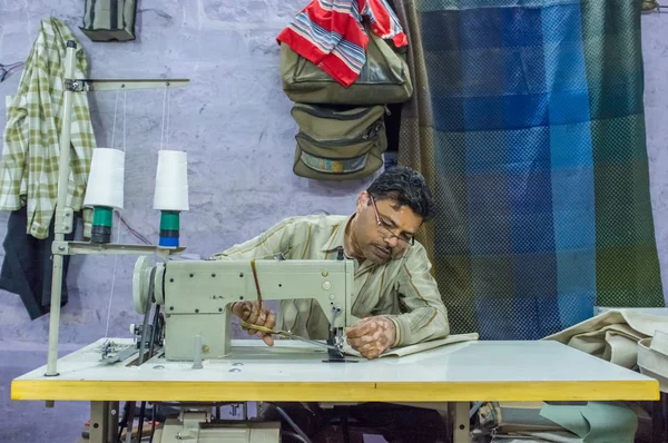 Alfaiate no trabalho na fábrica têxtil — Fotografia de Stock
