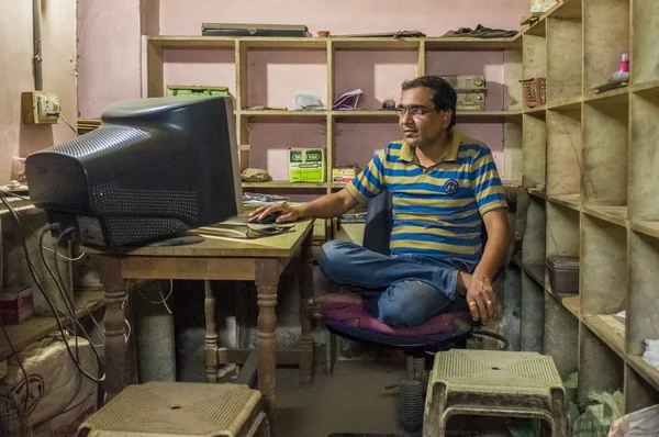 Indiai férfi ül az irodában — Stock Fotó