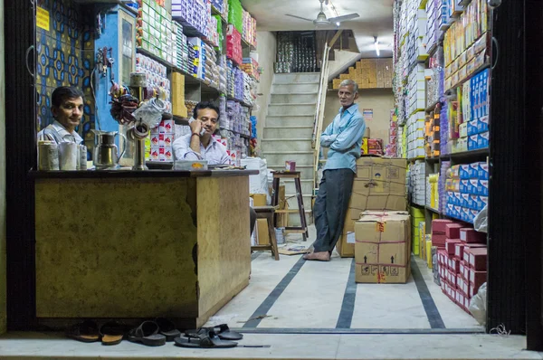 Trois hommes indiens en magasin de textile — Photo