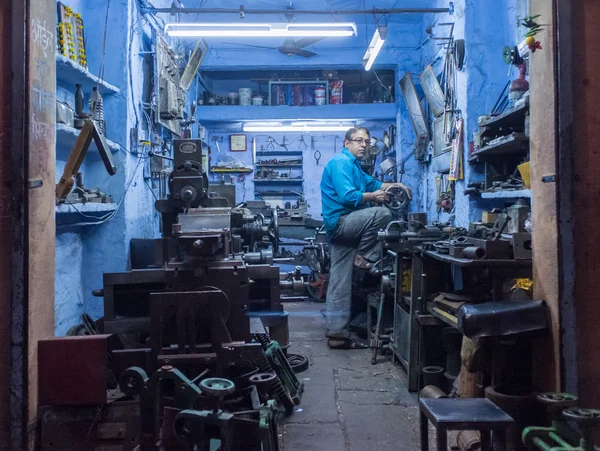 Mécanicien travaillant en atelier — Photo