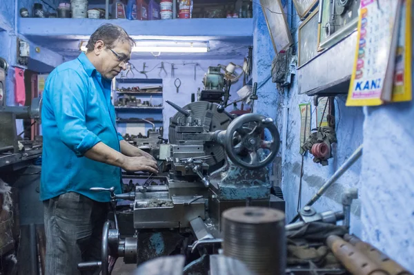 Meccanico operante in officina — Foto Stock