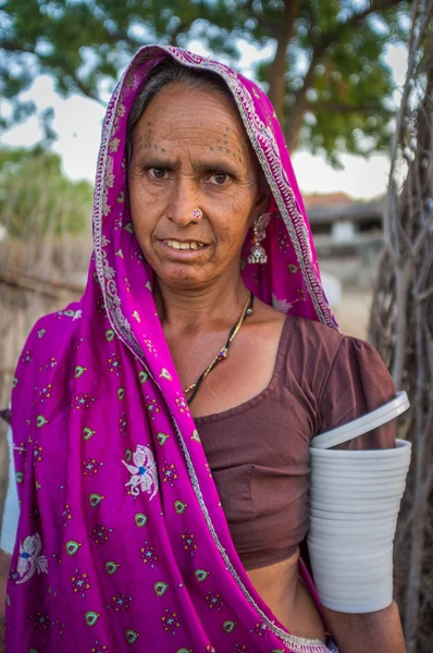 Rabari Tribeswoman posa — Foto de Stock