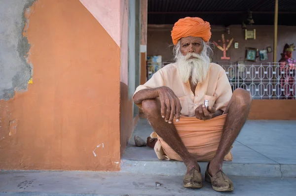 Elderly tribesman sits on ground — Zdjęcie stockowe