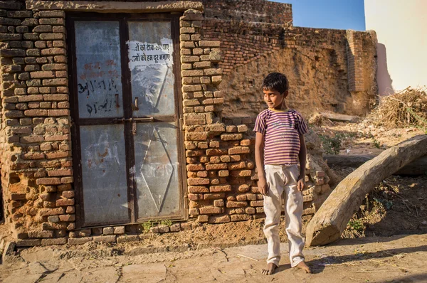 Little barefoot boy stand — Stock fotografie