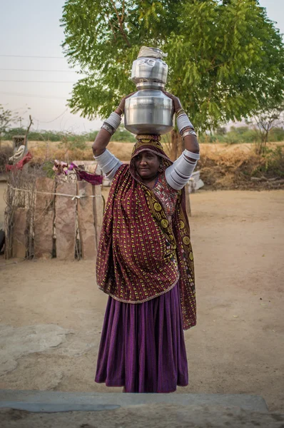 Rabari-Stammesfrau hält Wassertöpfe — Stockfoto