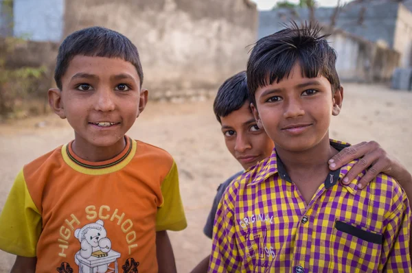 Мальчики из племени Рабари улыбаются — стоковое фото