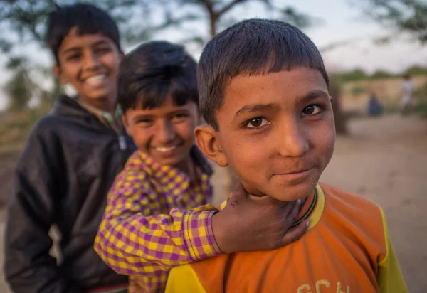 Мальчики из племени Рабари улыбаются — стоковое фото