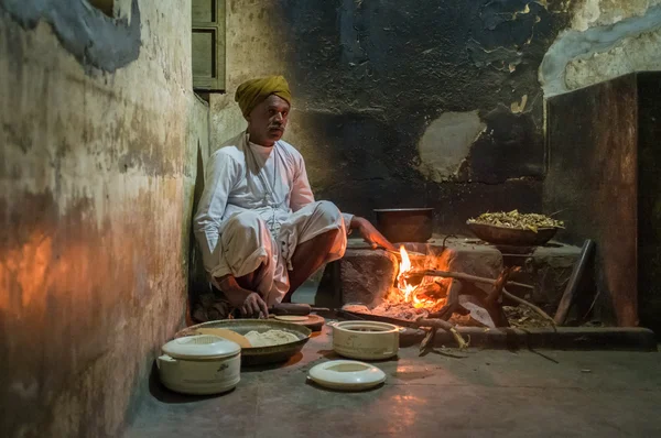 Indian man makes chapati — Zdjęcie stockowe