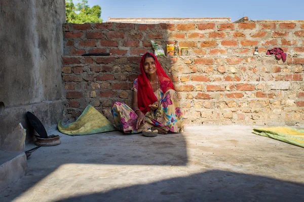 Indian woman eats chapat — Stock fotografie