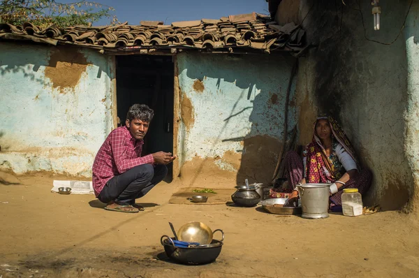 Rabari tribeswoman and son sit — Stockfoto