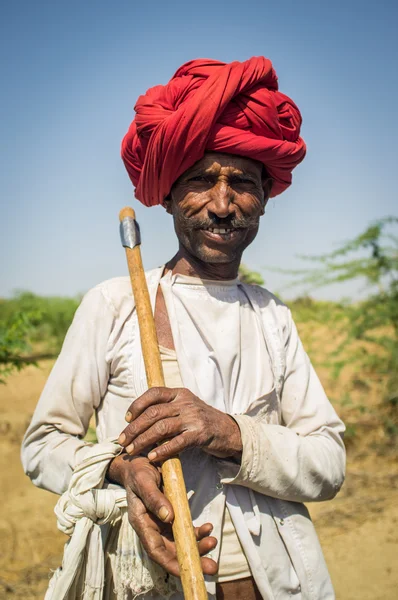 Tribesman holds traditional axe — Zdjęcie stockowe