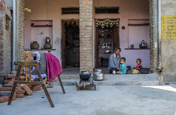 Father sits with children — 스톡 사진