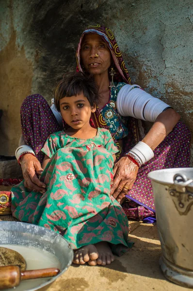 Rabari tribeswoman holds granddaughter — Stockfoto