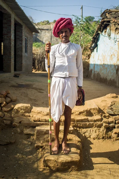 Rabari tribesman fica no pátio — Fotografia de Stock