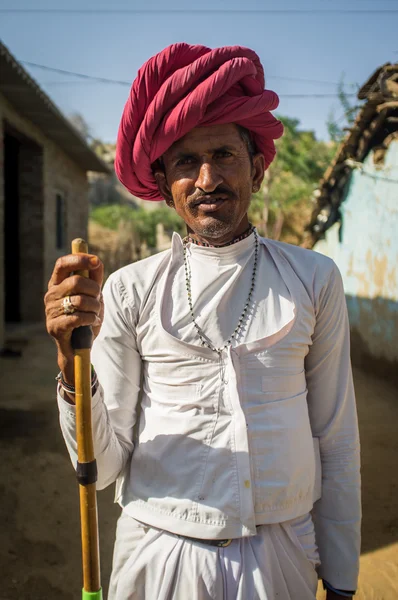 Rabari tribesman stands in courtyard — стокове фото