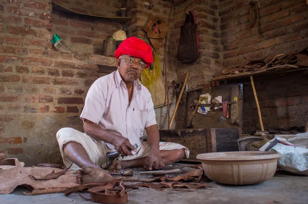 Indian shoemaker  makes new pair — Zdjęcie stockowe