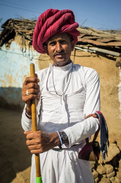 Rabari tribesman stands in courtyard — Zdjęcie stockowe