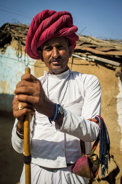 Rabari tribesman stands in courtyard — Stock fotografie