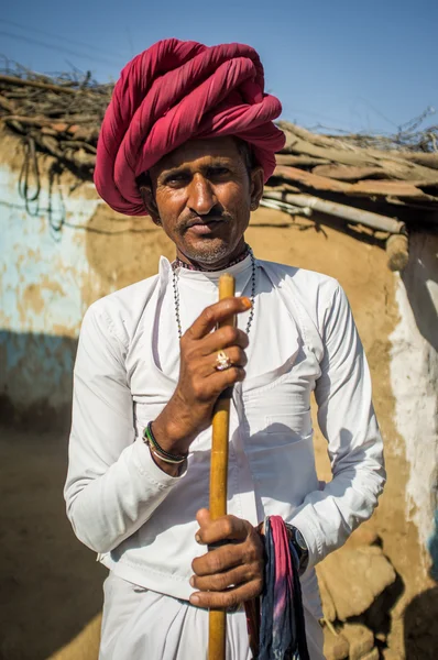 Tribesman stands in courtyard of home — Stok fotoğraf